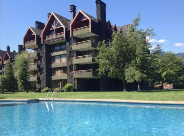 På billedet ses objektet Departamento duplex en Pucón, cerca de playa y centro beliggende i byen Pucón.