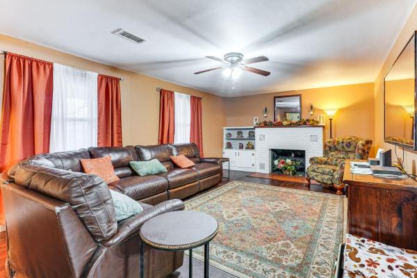 Na zdjęciu widoczny jest obiekt Less Than 1 Mi to Main St Berryville Spacious Family Home położony w mieście Green Forest.
