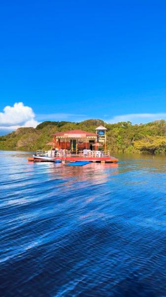 Na zdjęciu widoczny jest obiekt Casa Flutuante na Amazônia położony w mieście Manaus.