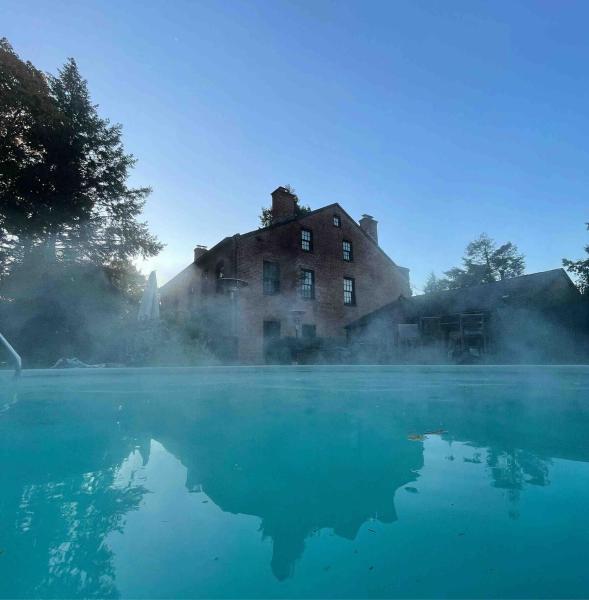 A la foto es mostra l'objecte The Historic Jesse Buel Farmhouse w Heated Pool situat a la ciutat de Delmar.