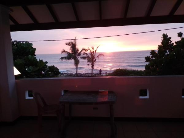 Nella foto è visibile l'oggetto Akira Beach Hotel situato nella città di Moratuwa.