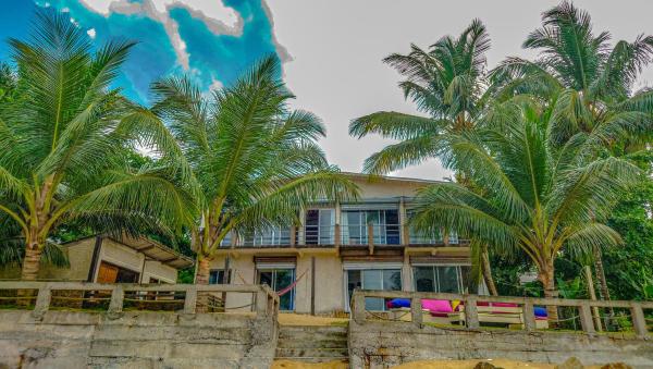 Na fotografii je vidět objekt Casa Nice nacházející se ve městě Kribi.