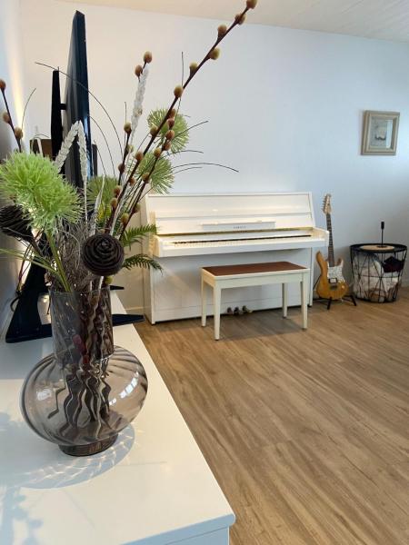 På billedet ses objektet The Northern Escape beliggende i byen Klaksvík.