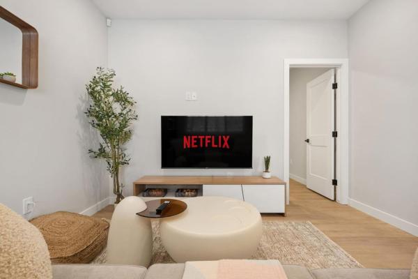 写真にはカルガリー市にある2 Bedroom Spacious & Private Guest Suite - King Size Bed TV in Room, 58