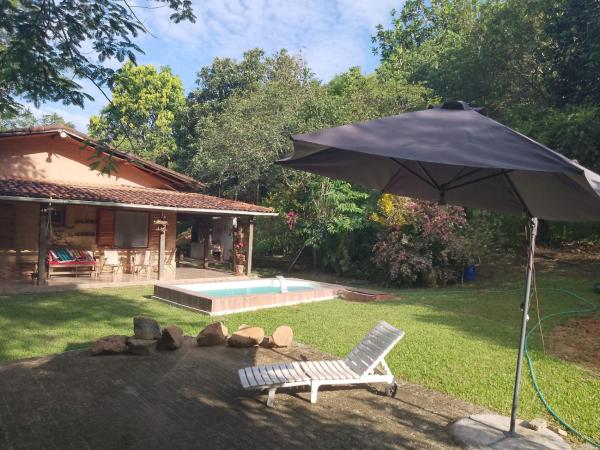 The photo shows the Sítio com piscina, na estrada de Aldeia Velha e rio a frente da porteira located in the city of Córrego da Luz.