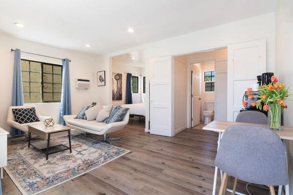 Cozy 2nd-Floor Studio Apartment Just a Block from Beverly Hills & Top LA Attractions, Los Angeles