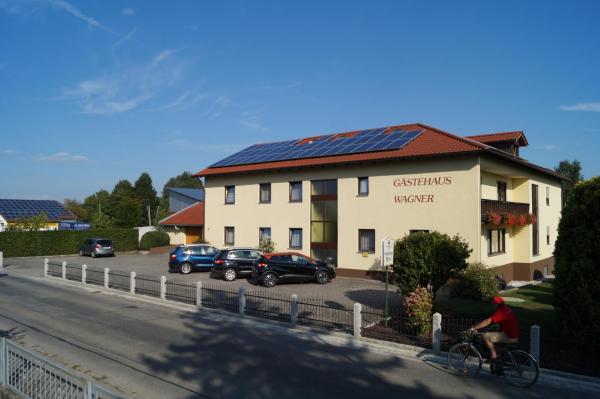 Na fotografii je vidět objekt Gästehaus Wagner nacházející se ve městě Egglfing.