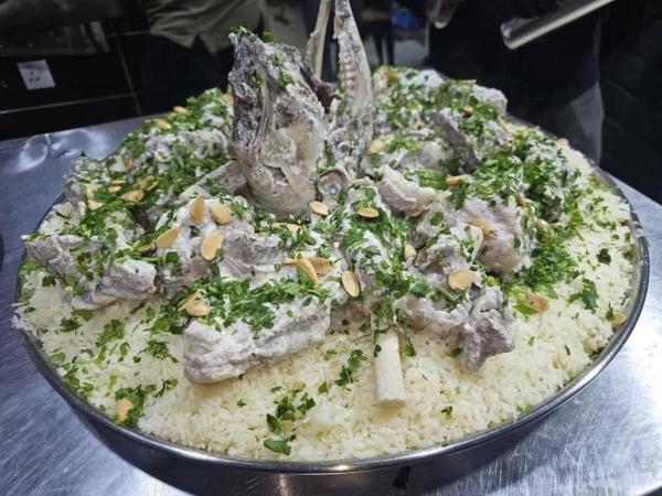 En la foto se muestra el objeto too house ubicado en la ciudad de Samā.