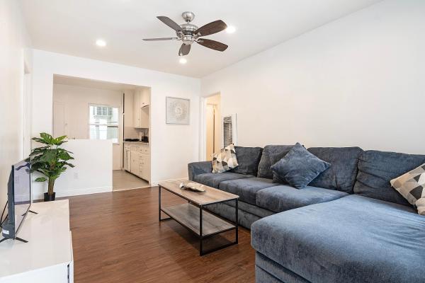 Ground-Floor 1-Bedroom by Beverly Hills Steps from Restaurants, Cafes and Shopping, Los Angeles