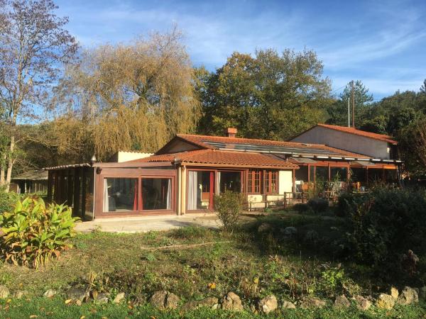 A la foto es mostra l'objecte Maison en pleine nature, rivière, fleurs situat a la ciutat de Taurize.