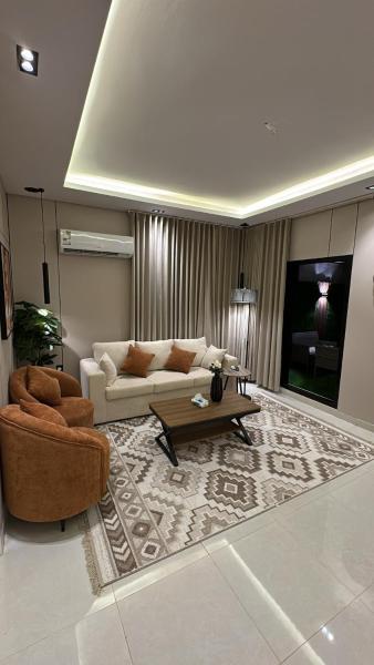 A la foto es mostra l'objecte جناح فاخر بجلسه خارجيه ووصول ذاتي situat a la ciutat de Riad.