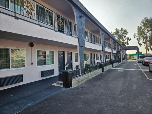 The photo shows the Flamingo Inn located in the city of Rosemead.