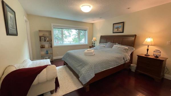Spacious 6 beds 3 baths home in Central WiFi parking AC, Edmonton