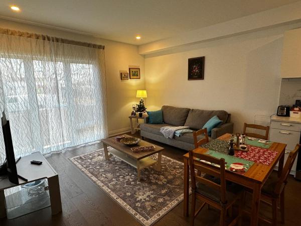 A la foto es mostra l'objecte Brand New 2 story unit situat a la ciutat de King City.