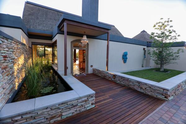 The photo shows the Bush House Zandspruit located in the city of Hoedspruit.