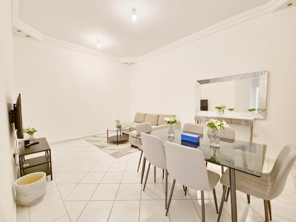 Kuvassa näkyy kohde HARF22-G01-02 Cozy 2BR Apt in Abu Dhabi city, joka sijaitsee kaupungissa Baţīn.