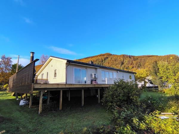 På billedet ses objektet Senja Jøvika Lodge In the heart of Mallangen beliggende i byen Jøvik.