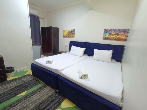 A la foto es mostra l'objecte New Pyramids hostel situat a la ciutat de El Caire.