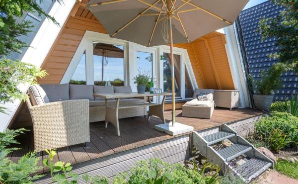 A la foto es mostra l'objecte Finnhütte in Freest mit Sauna und umzäunten Grundstück situat a la ciutat de Kröslin.