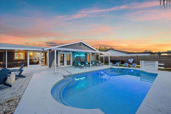 En la foto se muestra el objeto Pool Hot Tub Game Room & More Sleeps 10 ubicado en la ciudad de Bradenton.