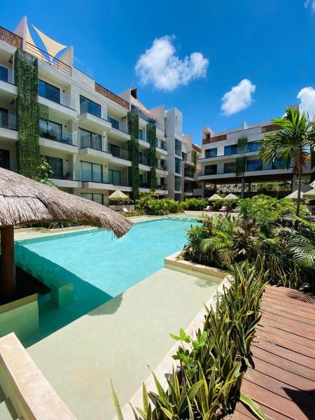 Na zdjęciu widoczny jest obiekt Tulum City Apartments at Bakal położony w mieście Tulum.