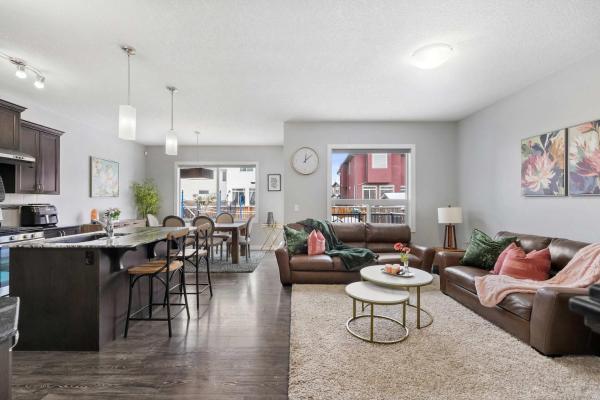 写真にはカルガリー市にあるNEW! Large Family 4BR w Kid's Play Den, Yard - FREE Banff Pass, BBQ, Netflix, Parking & Wine!が写っています。