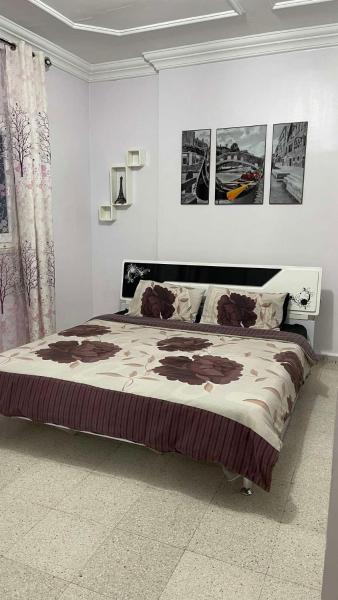 På billedet ses objektet An entire house in Béchar منزل كامل في بشار beliggende i byen Béchar.