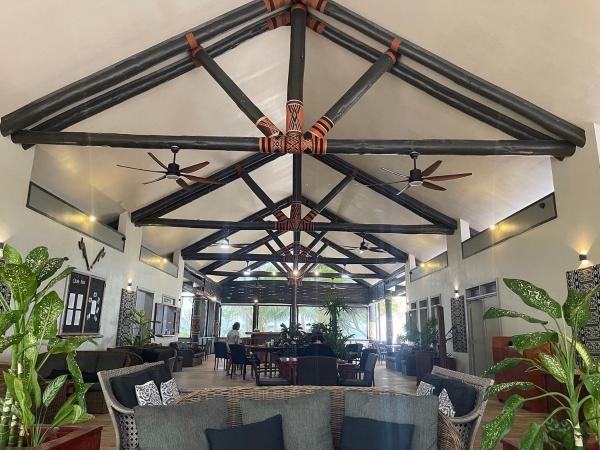 Na zdjęciu widoczny jest obiekt Coconut Beach Resort położony w mieście Naisisili.