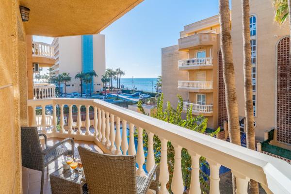 Casa Playa Guadalmar, beautiful apartment in front of the sea, wifi, AC, smart TV, Private parking, Malaga