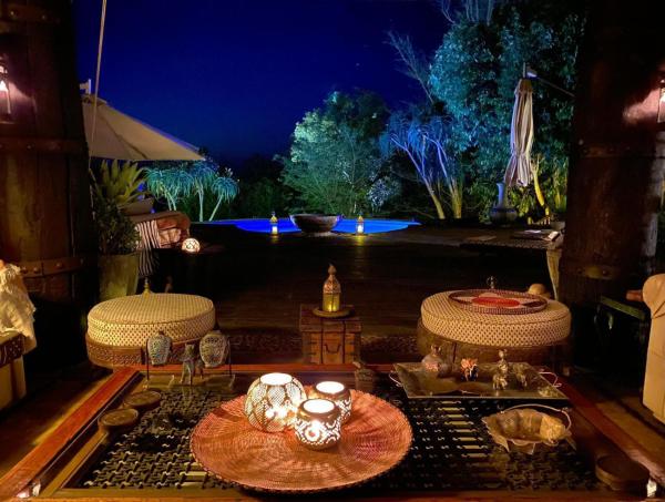 写真にはベラ・ベラ市にあるFevertree Private Lodgeが写っています。