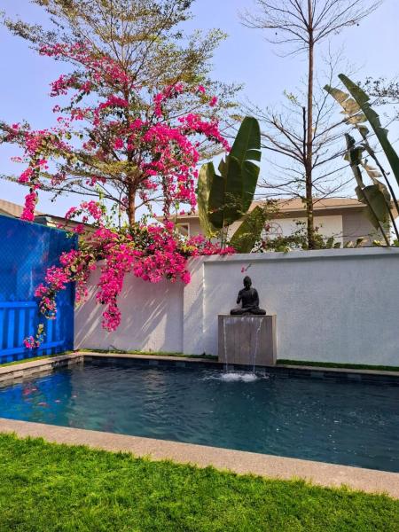 Nella foto è visibile l'oggetto Casa Bonita Prime rose situato nella città di Māndvi.