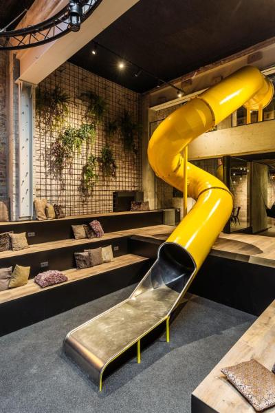 Upstairs Hotel, Остенде
