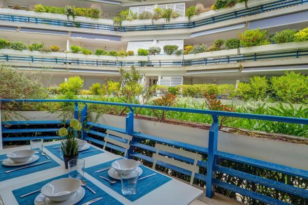 På billedet ses objektet Luxury Seaview Apartment by Hello Homes Sitges beliggende i byen Sitges.
