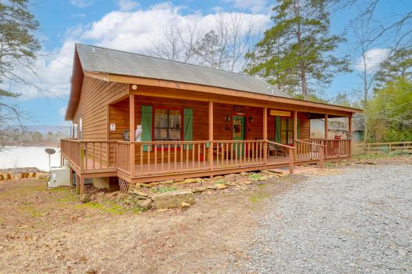 A la foto es mostra l'objecte Deck and Fire Pit Waterfront Cabin in Greers Ferry! situat a la ciutat de Fairfield Bay.
