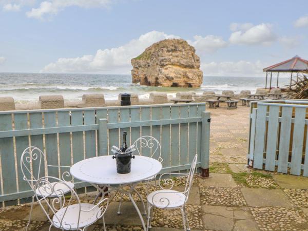 A la foto es mostra l'objecte The Beach Apartment situat a la ciutat de Whitburn.