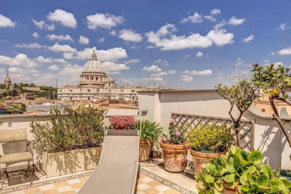 Attic with Terrace Overlooking St Peter's Basilicaの写真1