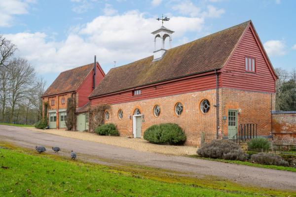 Na fotografii je vidět objekt Belchamp Hall Hayloft and Stables nacházející se ve městě Gestingthorpe.