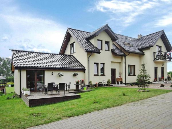 Na zdjęciu widoczny jest obiekt Villa in Troszyn by Lake with Natural Beach położony w mieście Przybiernów.