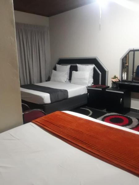 写真にはラステンバーグ市にあるPlatinum inn pty ltdが写っています。