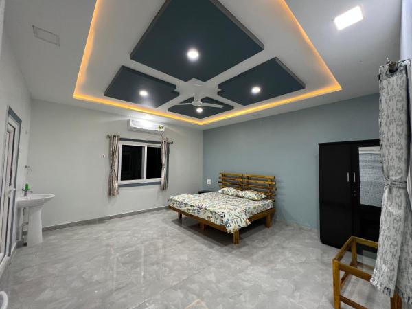 The photo shows the Surya farm stay located in the city of Vemalwāda.