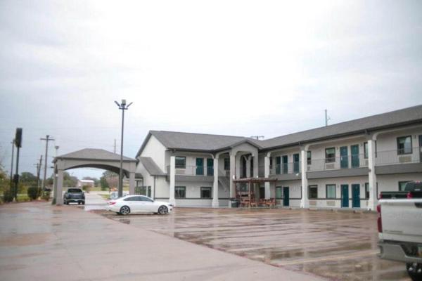 På billedet ses objektet Days Inn & Suites by Wyndham Gonzales TX beliggende i byen Nixon.