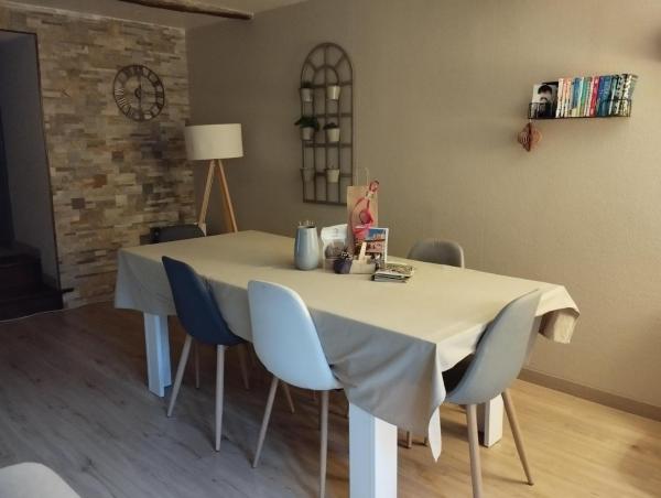 A la foto es mostra l'objecte La maison de Marie, cosy et spacieuse - 3 chambres dont une climatisée situat a la ciutat de Baneins.