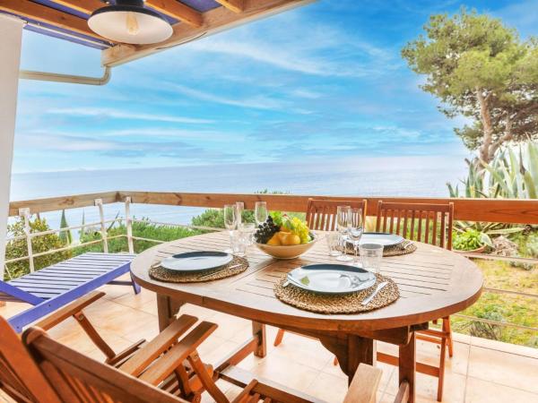 Na zdjęciu widoczny jest obiekt Apartment Brat by Interhome położony w mieście Tossa de Mar.