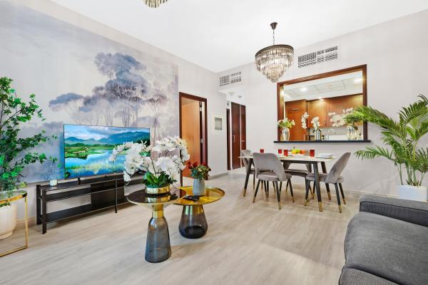 Φωτογραφία 3: 2BR Burj View with Balcony, Pool, Gym & Walk to Dubai Mall