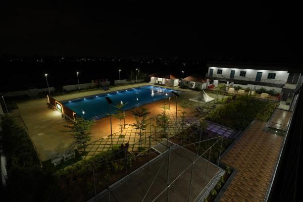 A la foto es mostra l'objecte Soundarya Sapphires 7 Bedroom Private Pool Villa Near Bangalore situat a la ciutat de Sondekoppa.