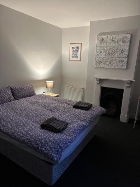 På billedet ses objektet Luton Town House Near AIRPORT beliggende i byen Luton.