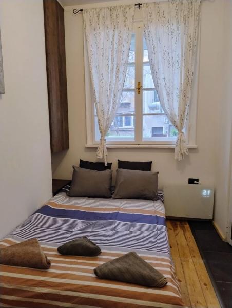 Foto 4: Tiny studio in top center
