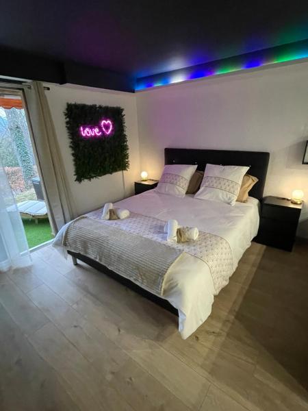 A la foto es mostra l'objecte Love and bubbles situat a la ciutat de Klingenthal.