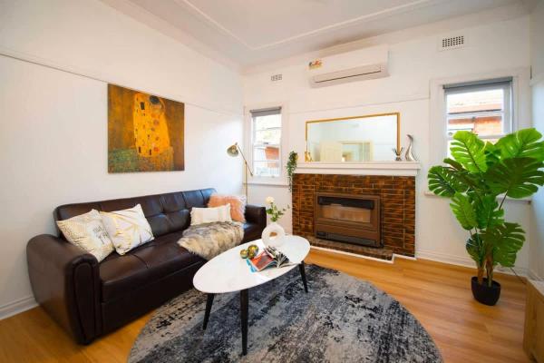 A la foto es mostra l'objecte Golden & Perfectly Located Family Home at Hampton situat a la ciutat de Hampaton.