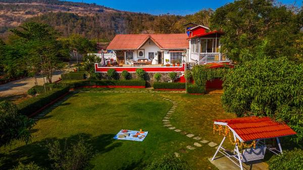 Op de foto is het object SaffronStays Olive Greens - Pool, Lawn & Glasshouse Escape te zien, gelegen in de stad Palasdari.
